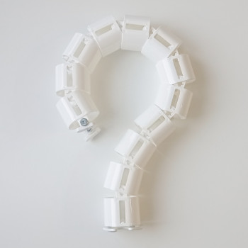 КАБЕЛЬ КАНАЛ ДЛЯ ПРОВОДОВ ПИСЬМЕННОГО СТОЛА ГИБКИЙ ВЕРТИКАЛЬНЫЙ А-740W БЕЛЫЙ С МАЛЫМ МЕТАЛЛИЧЕСКИМ ОСНОВАНИЕМ