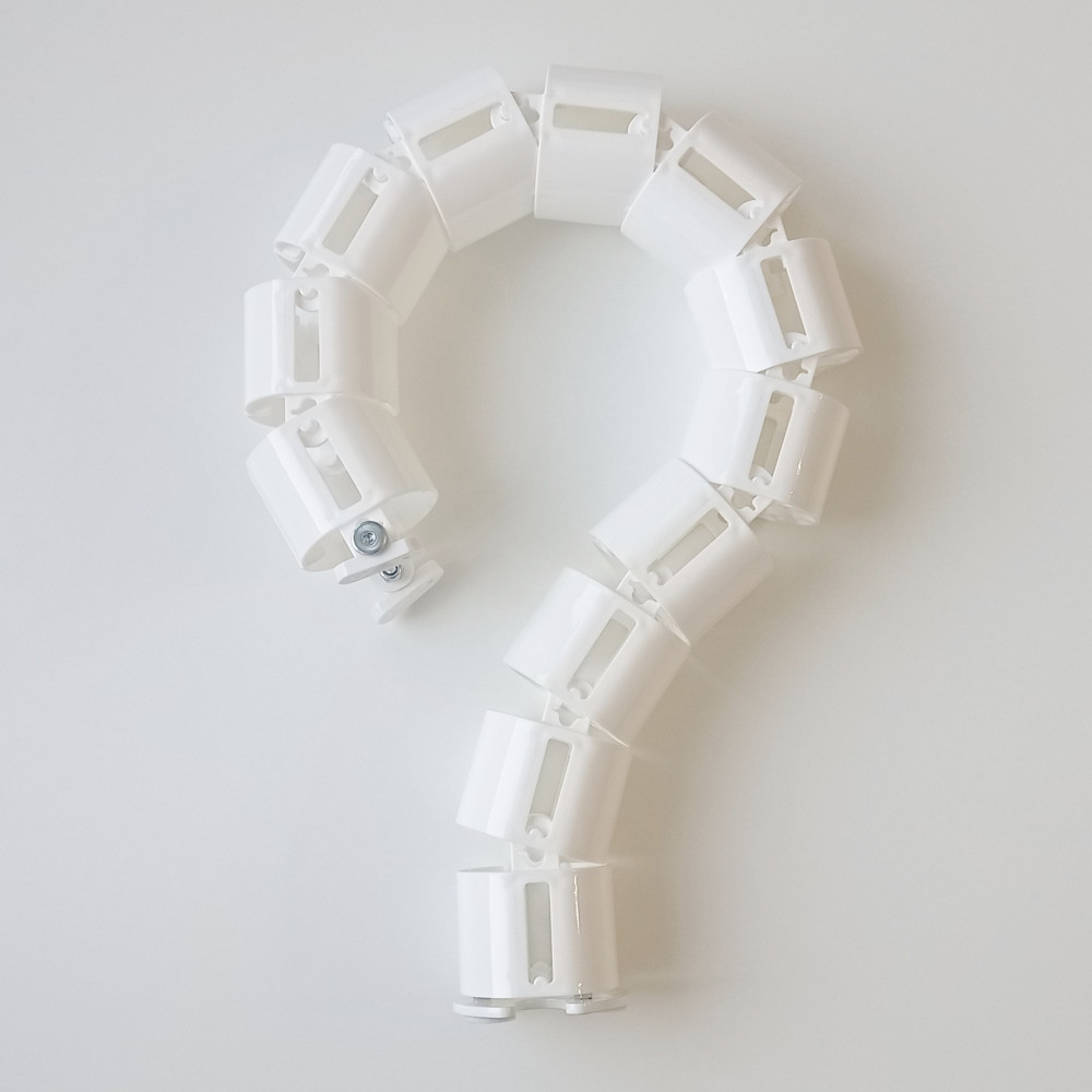 КАБЕЛЬ КАНАЛ ДЛЯ ПРОВОДОВ ПИСЬМЕННОГО СТОЛА ГИБКИЙ ВЕРТИКАЛЬНЫЙ А-740W БЕЛЫЙ С МАЛЫМ МЕТАЛЛИЧЕСКИМ ОСНОВАНИЕМ